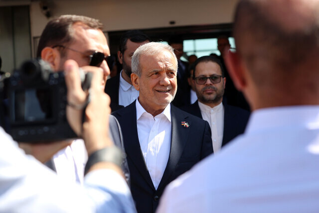 حمله کارشناس صداوسیما به پزشکیان برای سفر به ارمنستان؛ مجری برنامه ثریا مواضع رییس جمهور را به سخره گرفت!