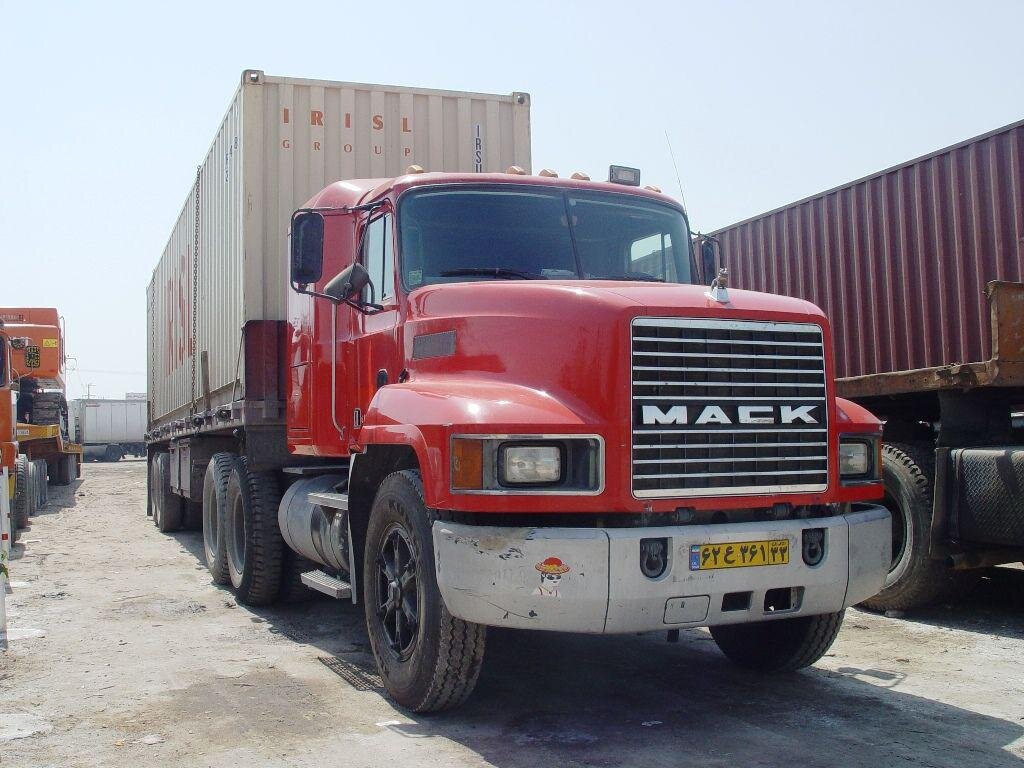 ببینید | دستی کشیدن دختر جوان با کامیون ماک!