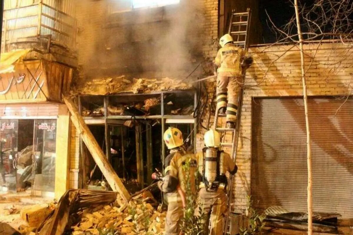 ببینید | آتش‌سوزی و انفجار عجیب مغازه لوازم آرایش در اسلامشهر