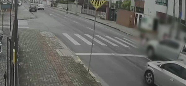 ببینید | زیر گرفتن ناگهانی زن و کودک توسط راننده خودروی شاسی بلند ببینید | زیر گرفتن ناگهانی زن و کودک توسط راننده خودروی شاسی بلند