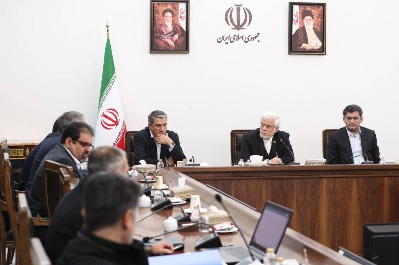 عارف: با توسعه تجارت انرژی، ایران به مرکز مبادلات منطقه‌ای تبدیل خواهد شد