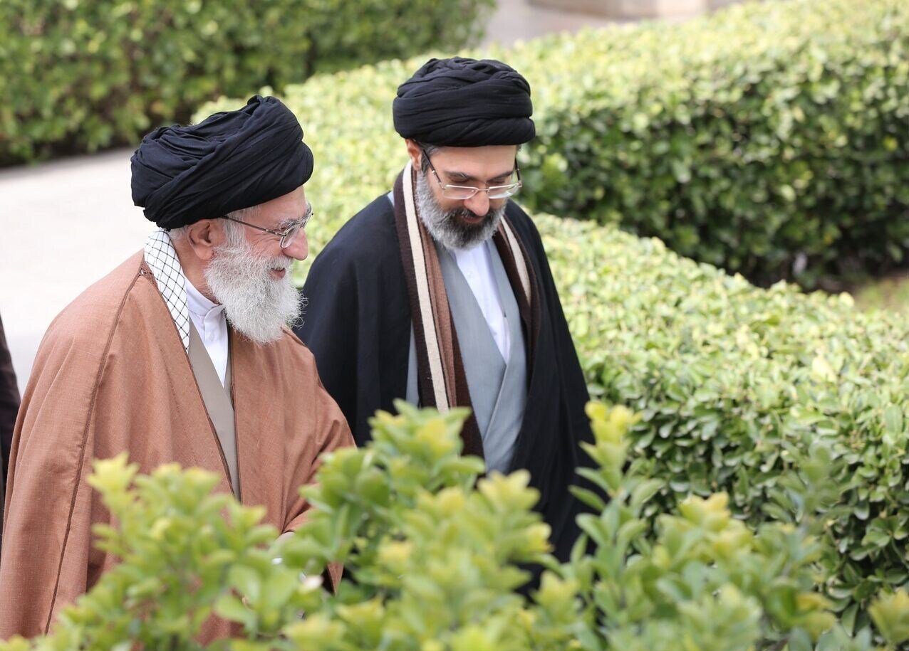 ناگفته‌های آیت الله سید مجتبی خامنه‌ای درباره رهبر شهید/ هنوز اجاق‌گازشان همان سه‌شعله‌ی قدیمی است که روی میز می‌گذارند!